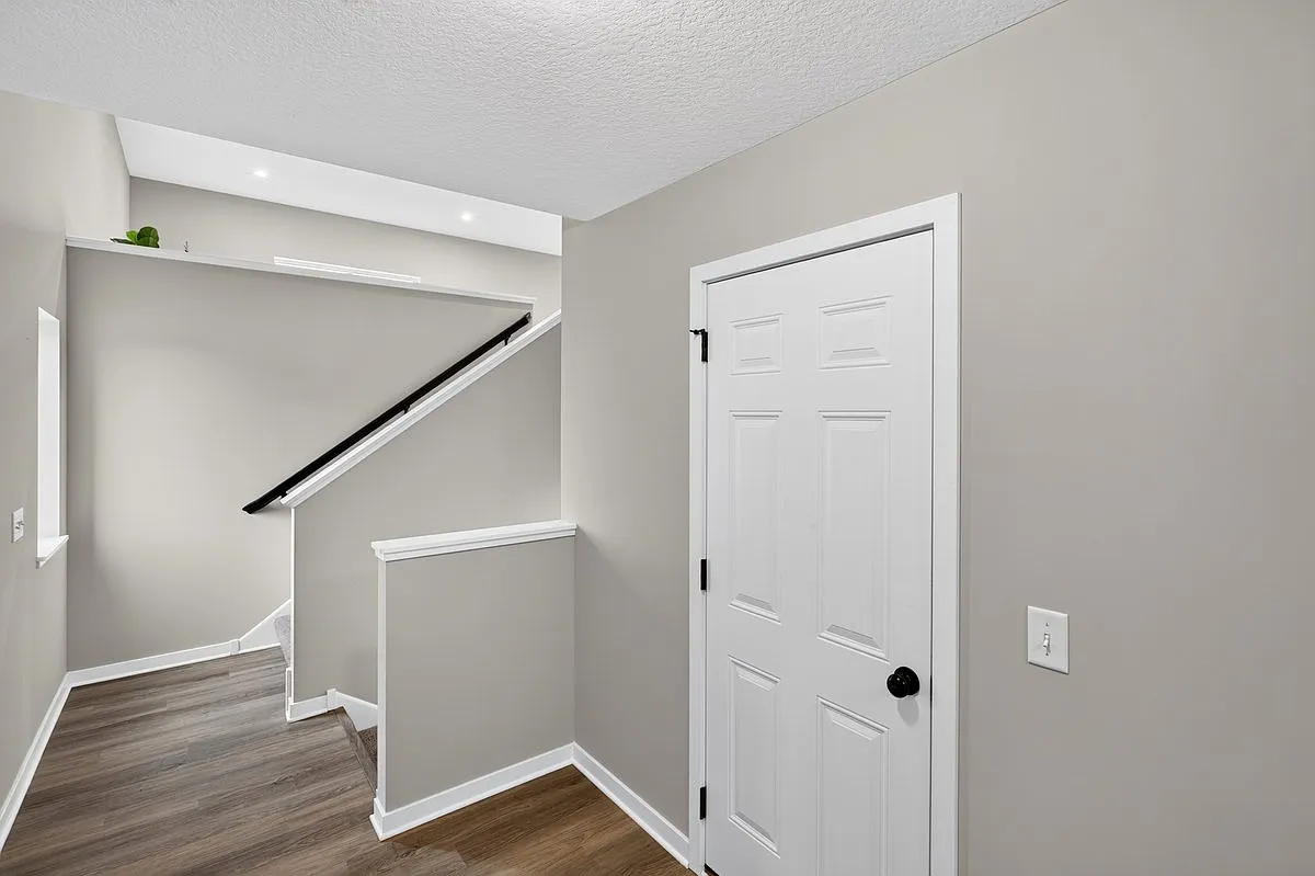 4 bed, 2003 sqft, $2,650 — Photo 2