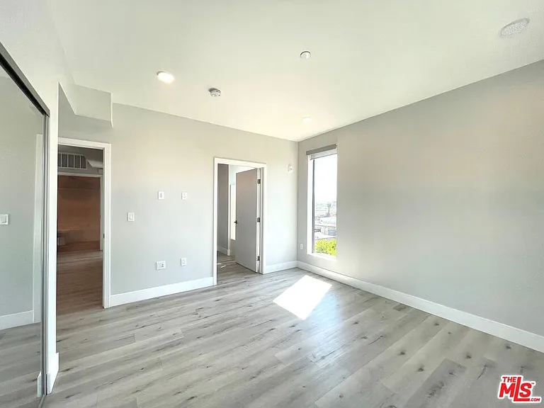 14612 Calvert St #401 — Photo 14