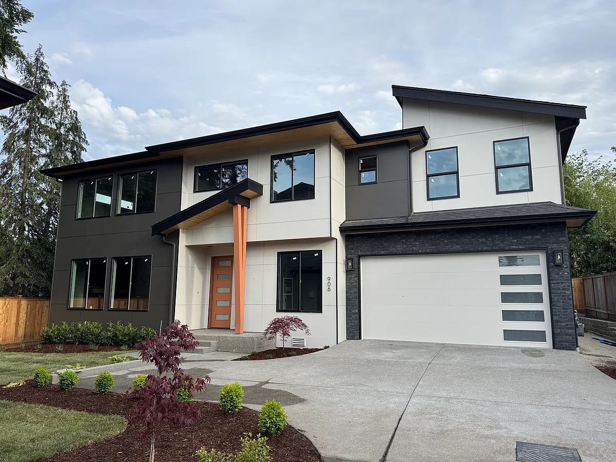 Large driveway with turnaround - 906 232nd St SW