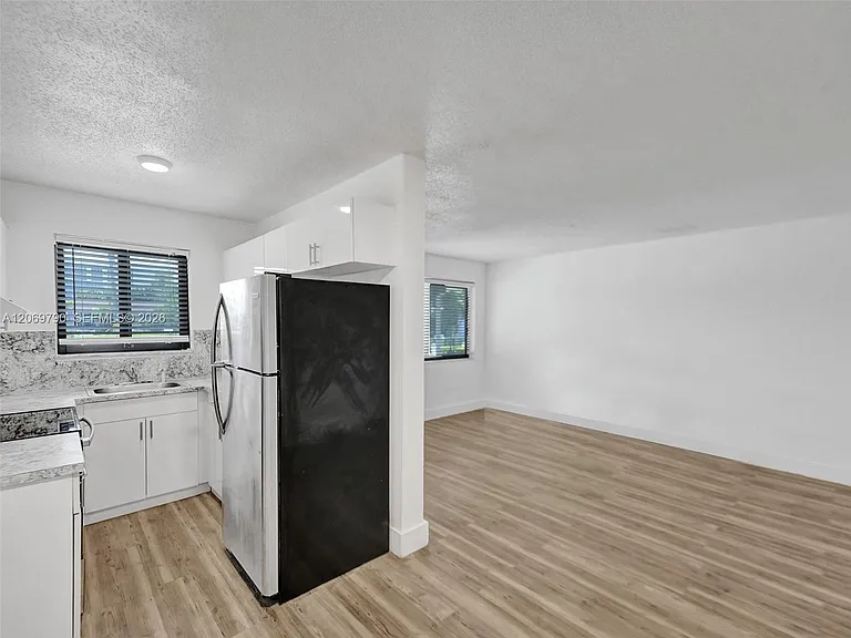 114 SE 8th St #203 — Photo 18