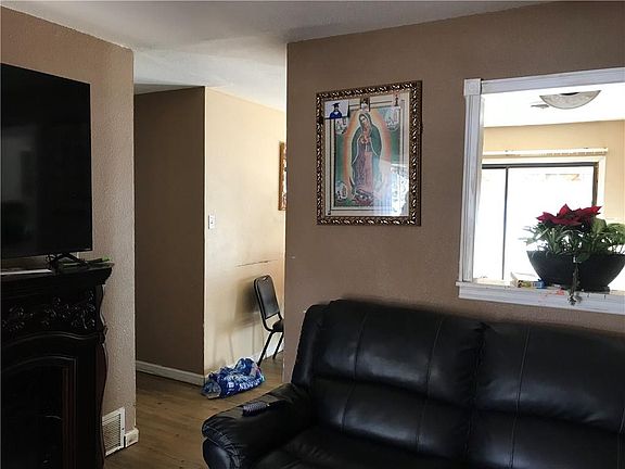 4th image of 711 W Mills Dr