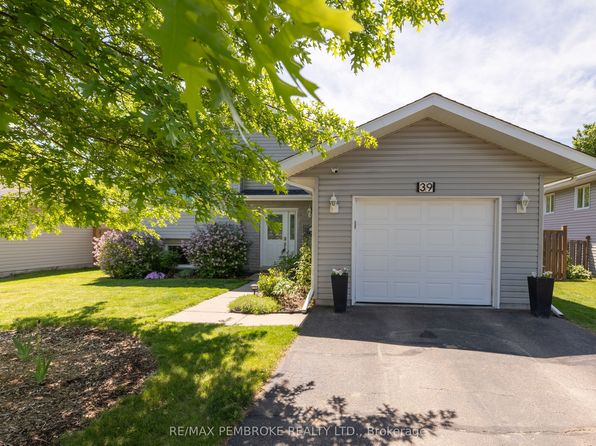 39 Oak Ave, Petawawa, ON K8H 0B5