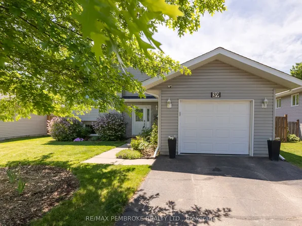 39 Oak Ave, Petawawa, ON K8H 0B5