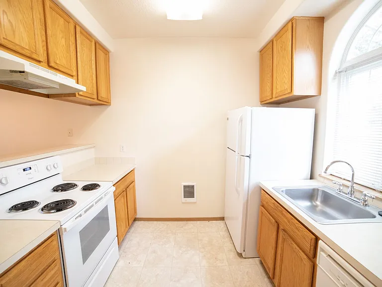 370 N Douglas St — Photo 8