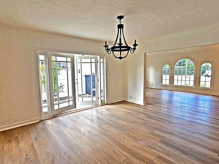 132 S La Peer Dr — Photo 11