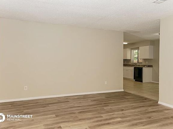3rd image of 1885 Fairlane Dr