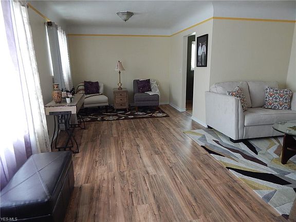 4th image of 10679 Sharon Dr