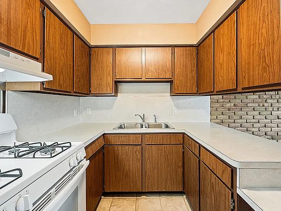 2nd image of 521 W 11th St APT 5