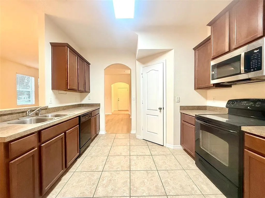 3 bed, 2.5 bath, 1942 sqft, $2,500 — Photo 2