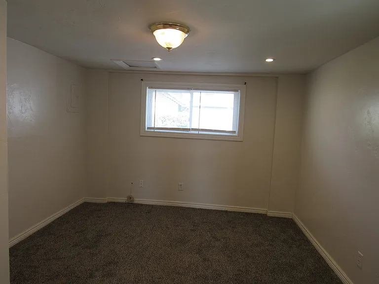 741 1/2 N Lincoln St — Photo 7