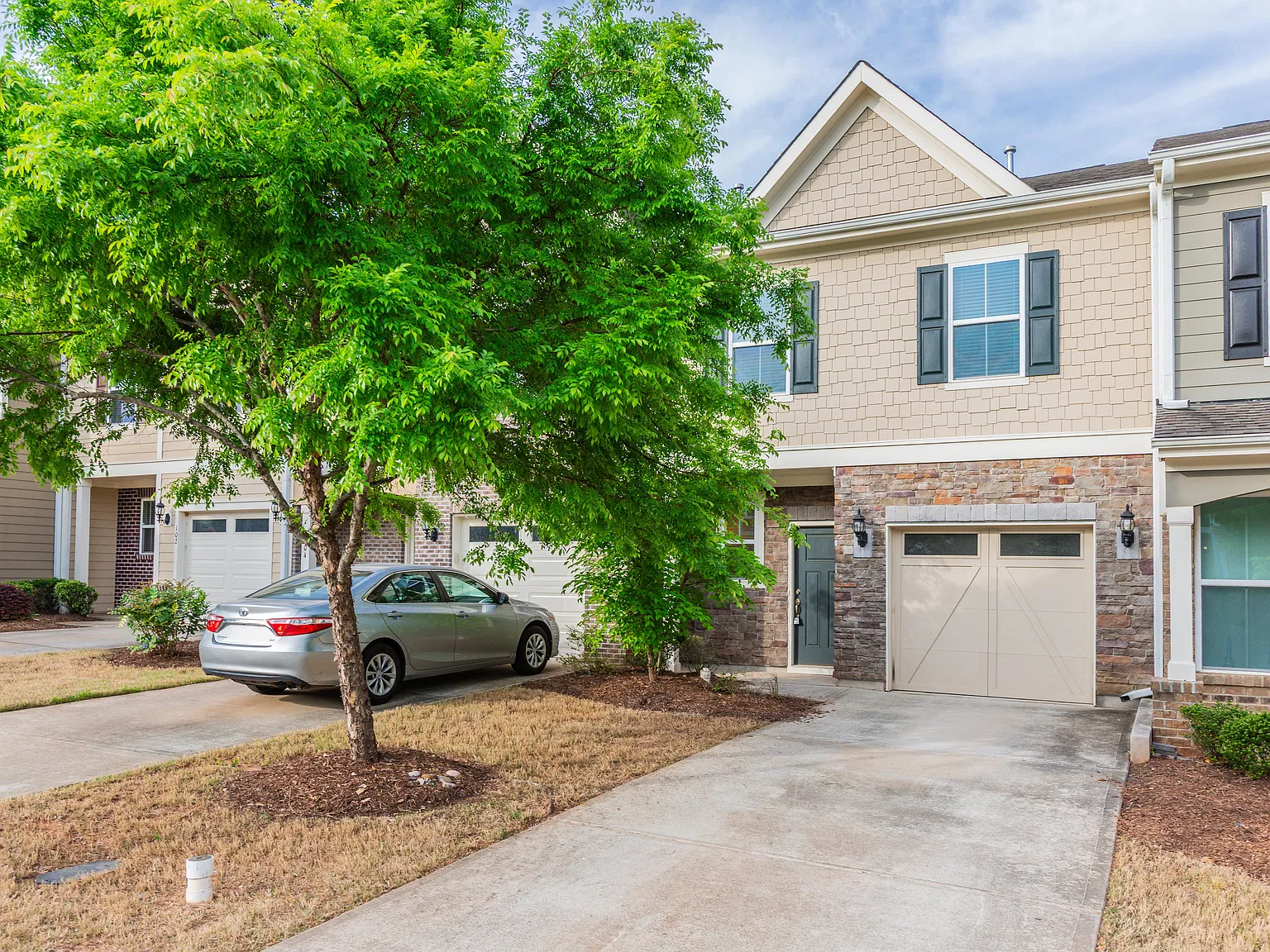 3 bed, 2.5 bath, 1700 sqft, $2,000 — Photo 1