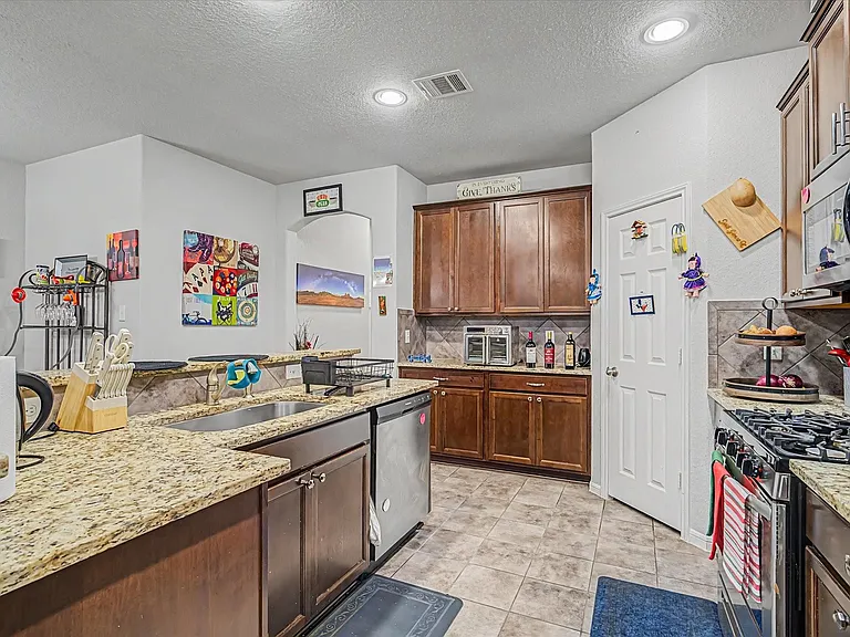 16534 Twinwalker Dr — Photo 6