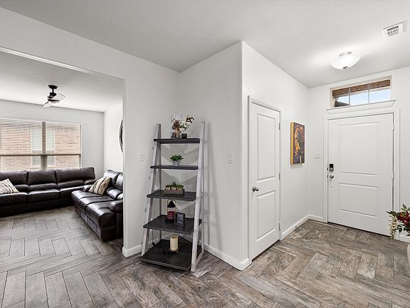 4th image of 15860 Farringdon St