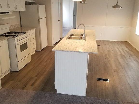 3rd image of 7800 Mockingbird Ln