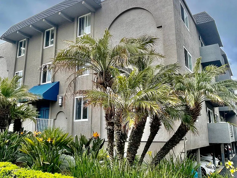 La Pacifica Apartments — Photo 5
