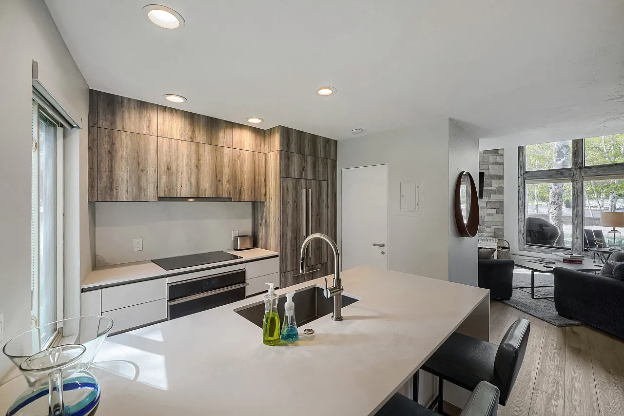 2 bed, 2.5 bath, 1276 sqft, $5,000 — Photo 2