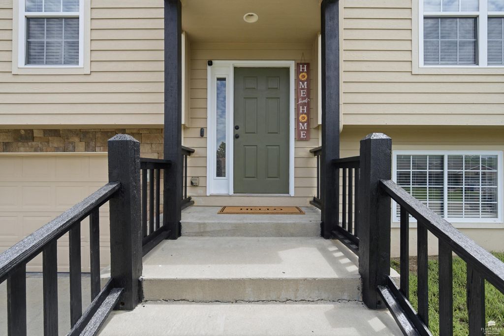 1227 Oakview Dr, Junction City, KS - View 3