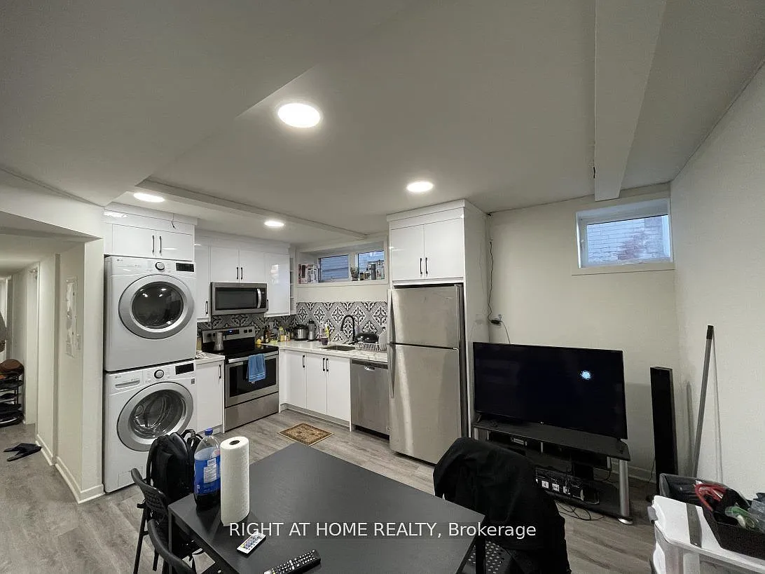 Building Photo - 1258 Broadview Ave #1