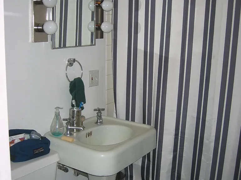1832 W Berteau Ave #1 — Photo 8