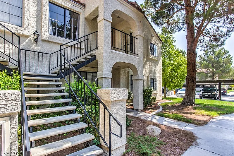2 bed, 2.0 bath, 884 sqft, $1,400 — Photo 1