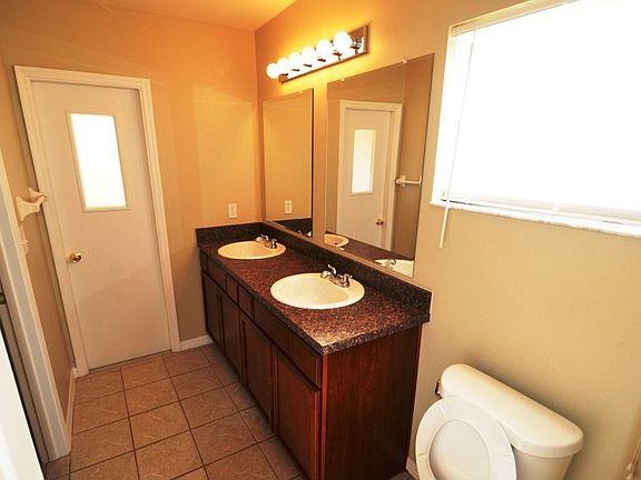 4th image of 7812 Laurel Oak Ln