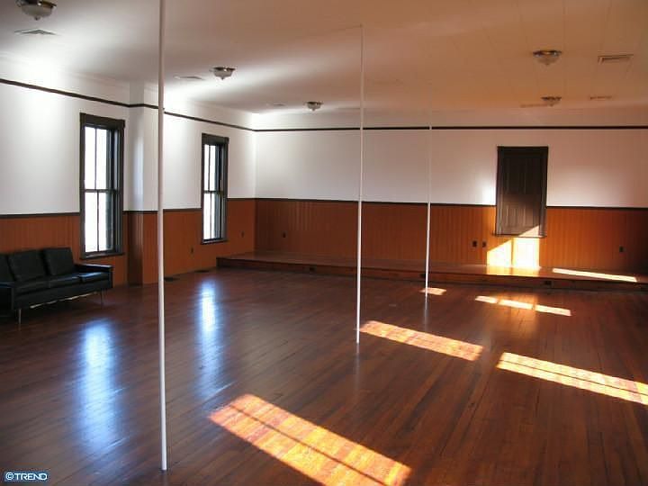 2nd image of 37 Carpenter St