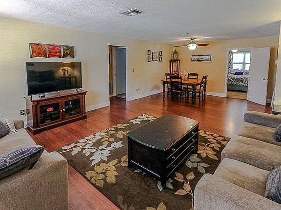4th image of 408 Maplewood Dr