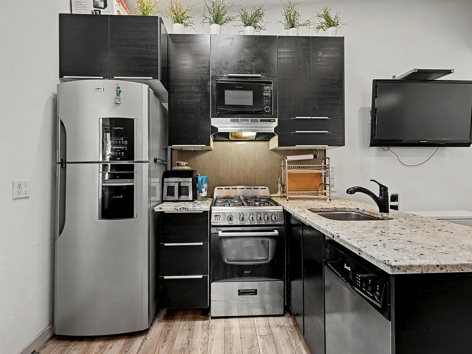 1 bed, 385 sqft, $2,500 — Photo 2