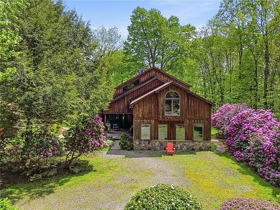 3rd image of 2090 Oak Ridge Ln