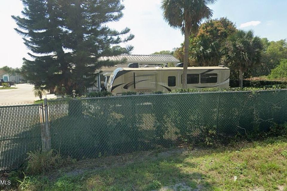 2nd image of 3131 Frontier Dr