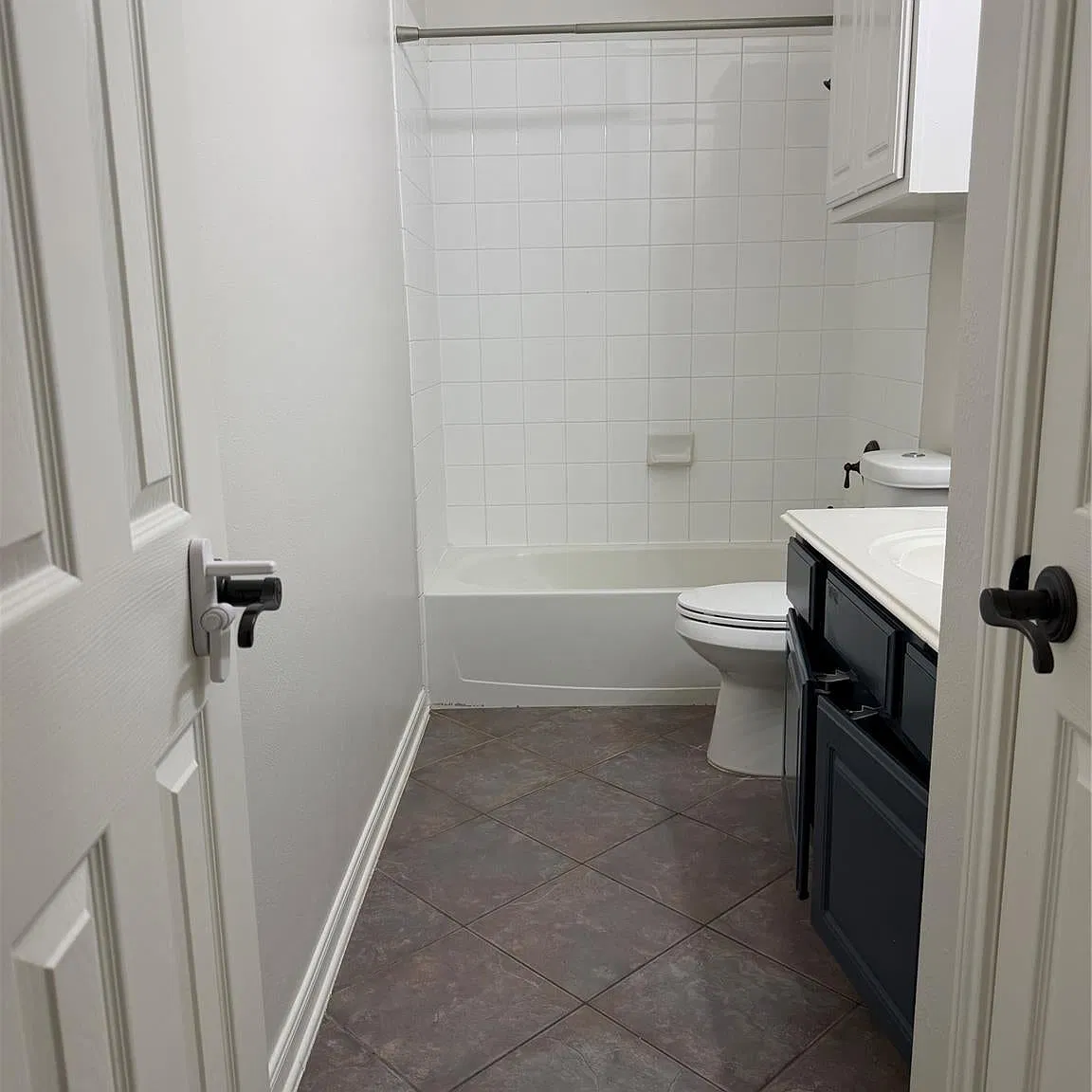 3 bed, 2102 sqft, $2,300 — Photo 2