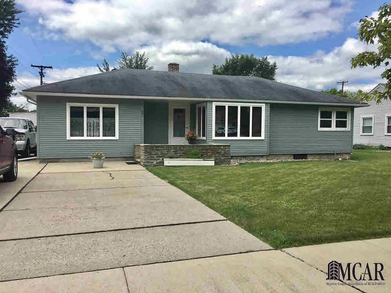 651 Maple Dr photo 1