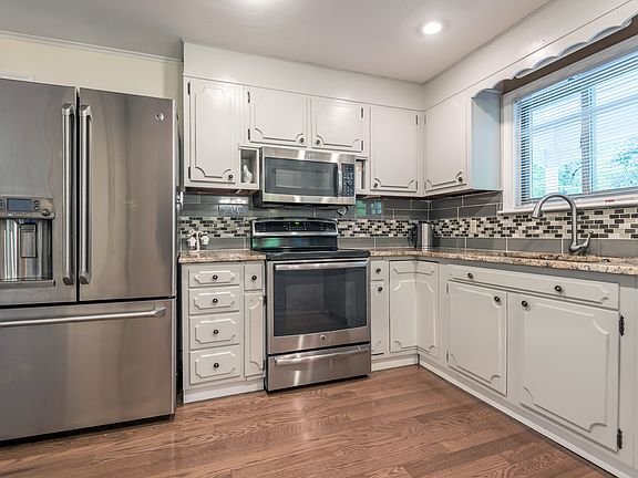 3rd image of 31 Bradford St