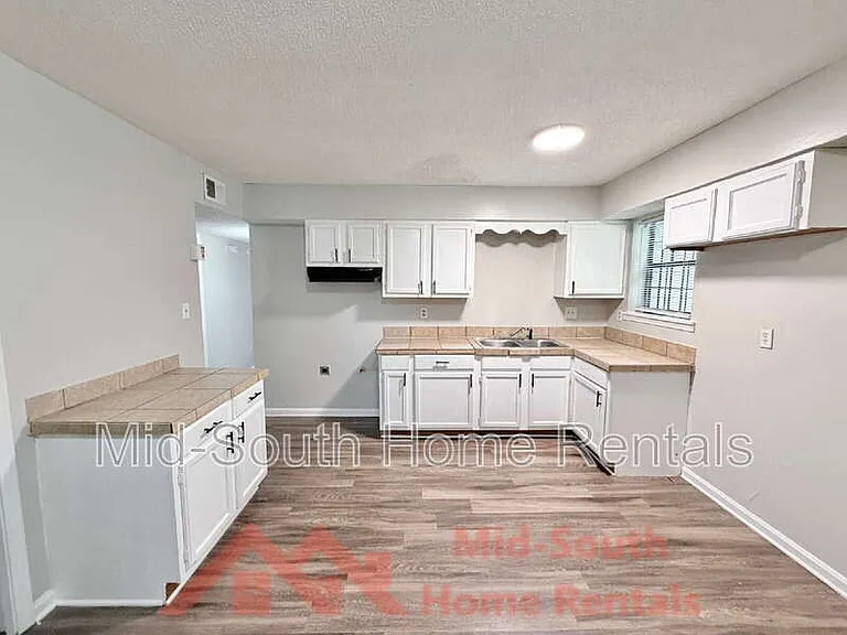3829 Walsingham Dr — Photo 6
