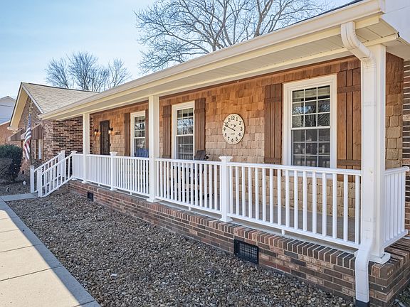 2nd image of 1002 Shannon Ln