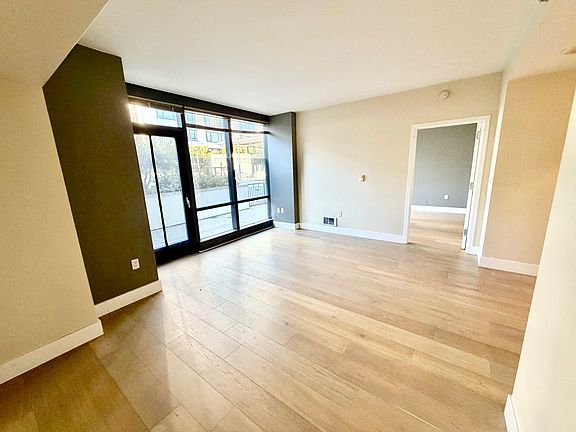 2nd image of 260 King St Unit 467