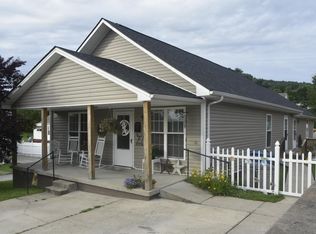 521 Locomotive St, Irvine, KY 40336