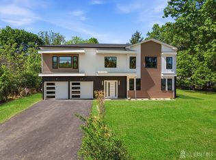 3 Tyne Ct S, Kendall Park, NJ 08824