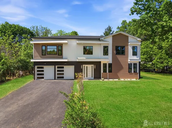 3 Tyne Ct S, Kendall Park, NJ 08824