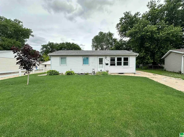 948 Sunset Dr, Vermillion, SD 57069