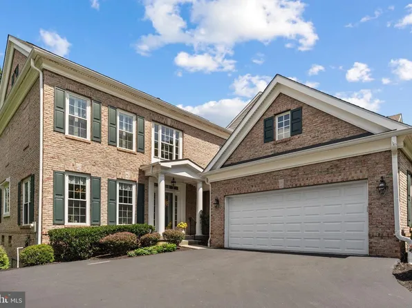 121 Camelot Ln, Newtown Square, PA 19073