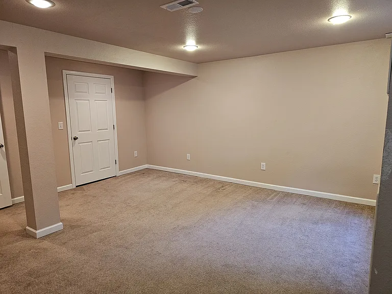 526 Longfellow Ln — Photo 13