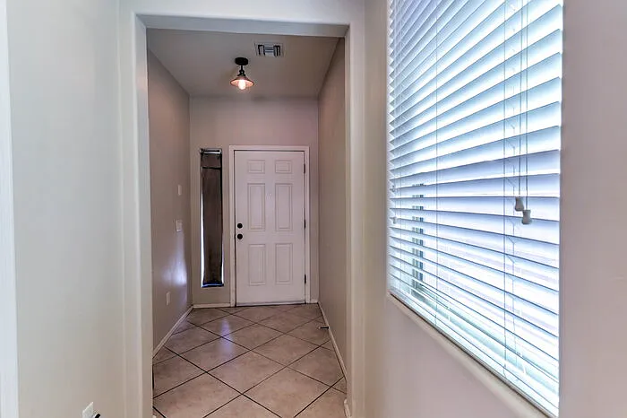 3 bed, 2.5 bath, 1800 sqft, $2,095 — Photo 2