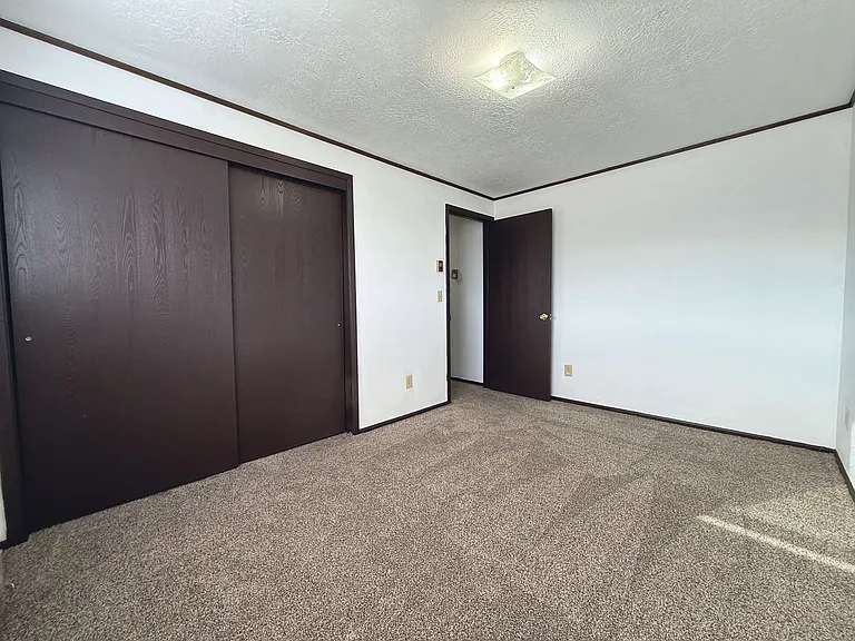 424 E State St #B — Photo 5