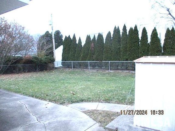 3rd image of 4125 N Hollyridge Cir