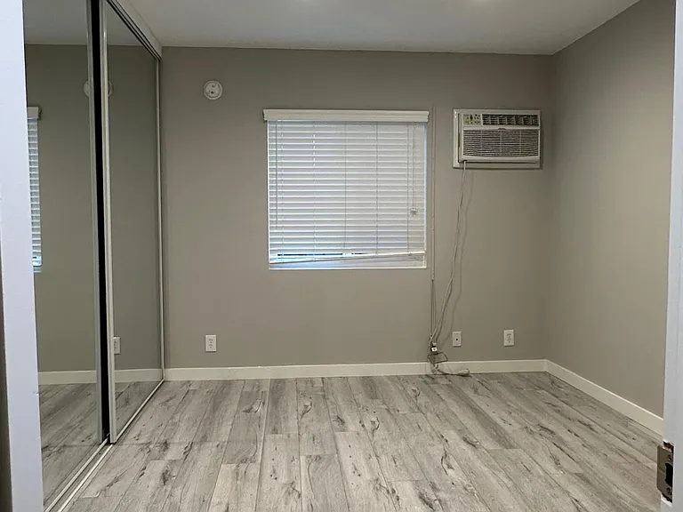 7555 De Longpre Ave #9 — Photo 5