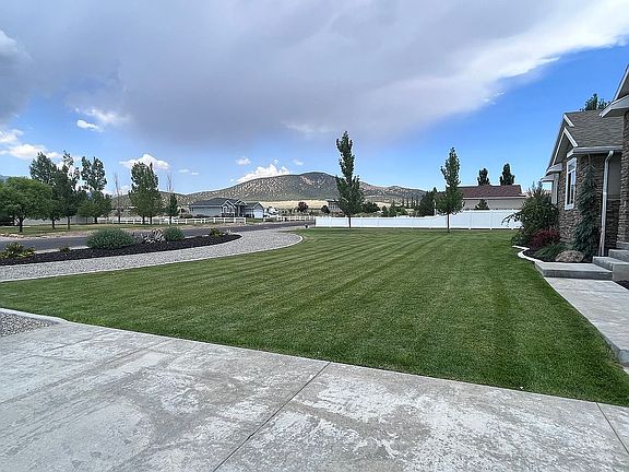 3rd image of 3037 W Ridgeline Rd