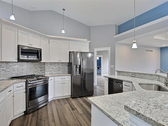 3rd image of 8402 W 101st Pl