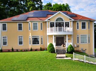 3 Maplecrest Ln, Hamden, CT 06518