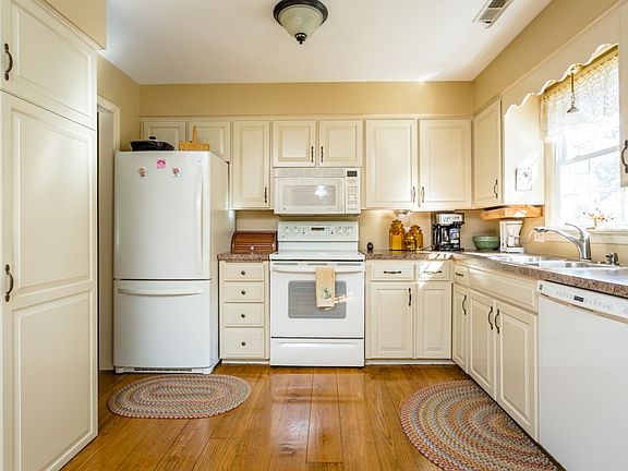 3rd image of 158 Abbott Cir